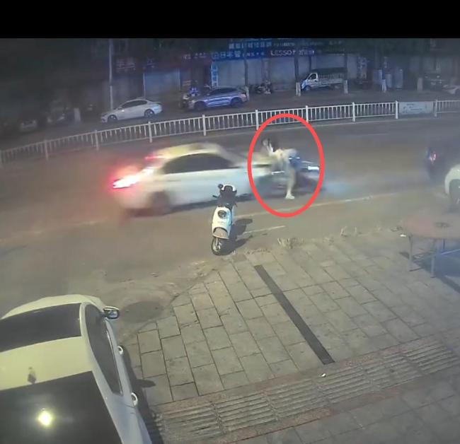 女子马路中间下车被撞飞 司机逃逸 监控记录全程