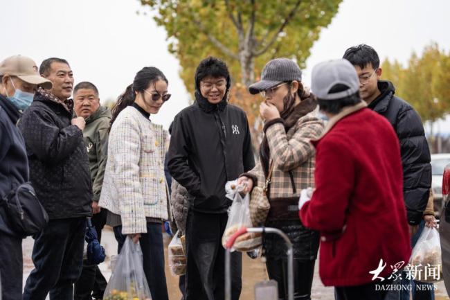 上千人驾车到山东跨省赶集 体验实惠与热情