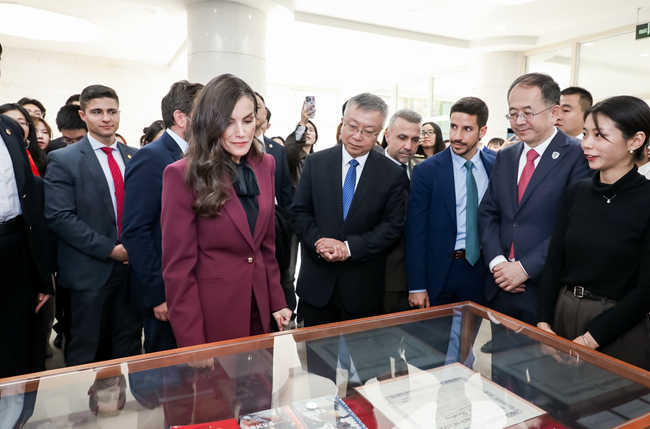 西班牙王后身着一袭红装到访北外