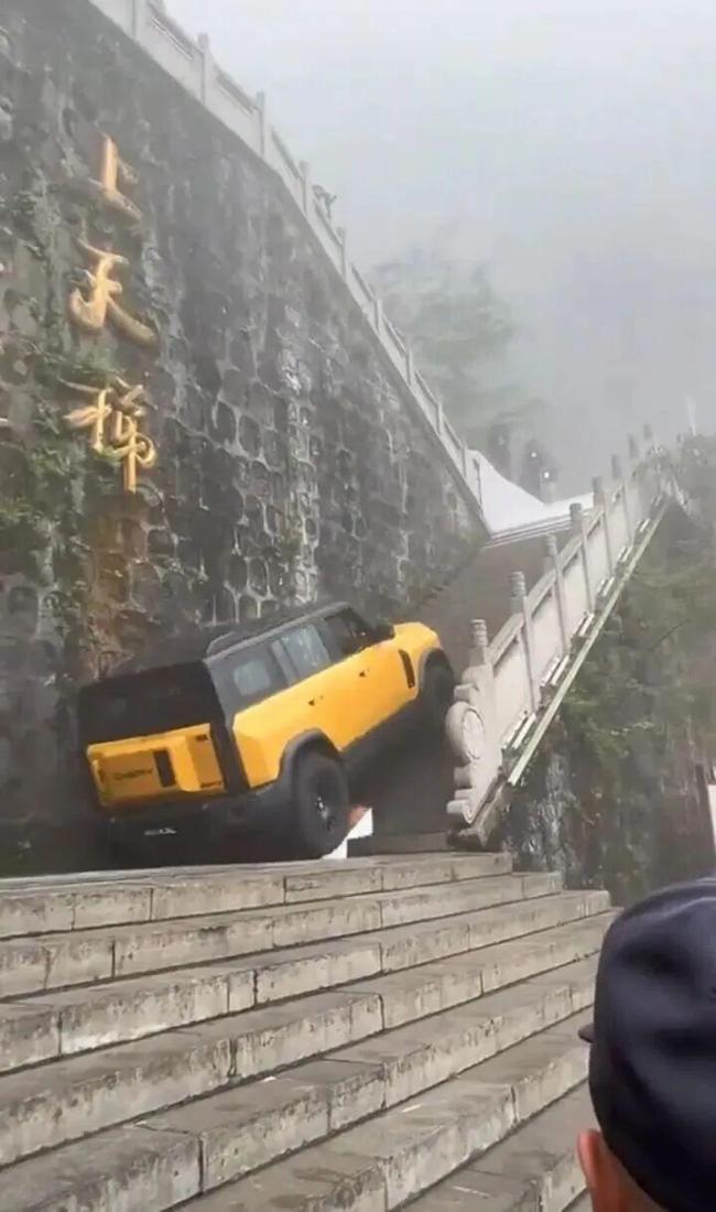 天门山景区回应汽车挑战天梯撞毁栏杆 奇瑞致歉并承诺修复