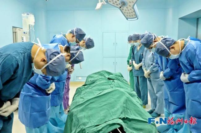 父亲脑死亡 女儿含泪帮他完成心愿 跨越生死的双重确认