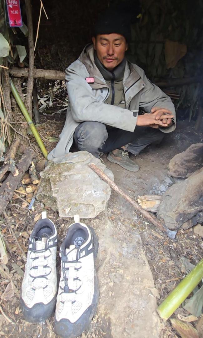 张家界荒野求生赛“蜜蜂哥”连日腹泻 坚韧求胜不言弃