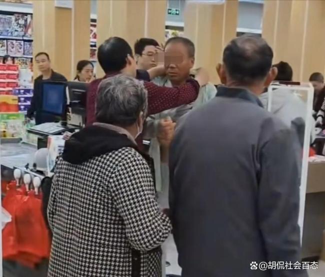 老太果蔬店偷东西被追上称岁数大求饶！