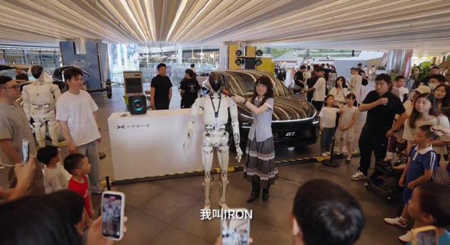 小鹏汽车解释为啥设计女性机器人 性别设计引发热议