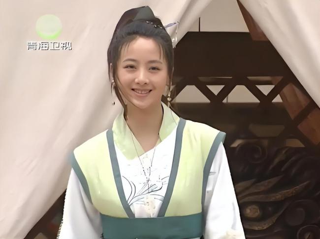 经超小李琳现身机场 甜蜜互动引热议