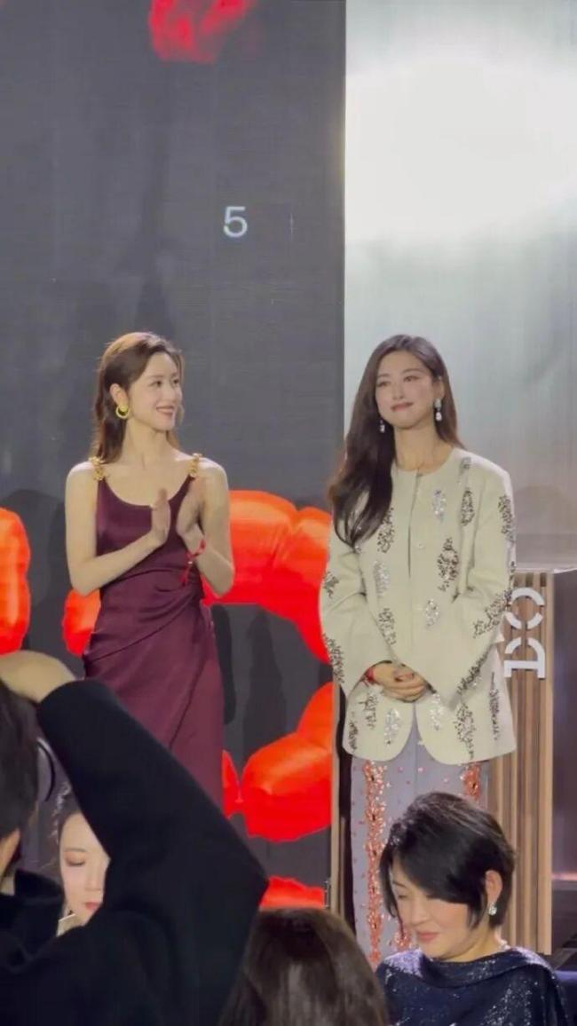 章泽天和朱珠同框 艺术晚宴共绽光彩