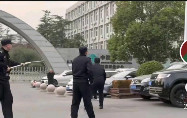 警方回应路虎撞飞持刀男子 司机行为引争议