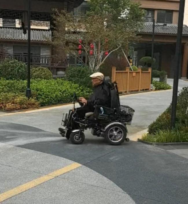 “机车”爷爷爆改电动轮椅火出圈