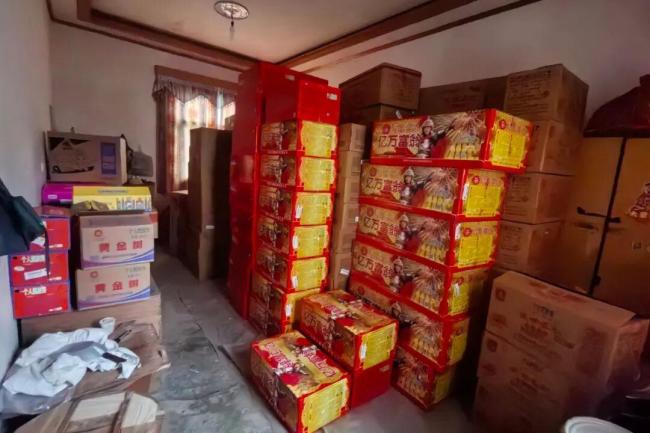 女子为过年赚差价囤大量烟花 违规储存被查处