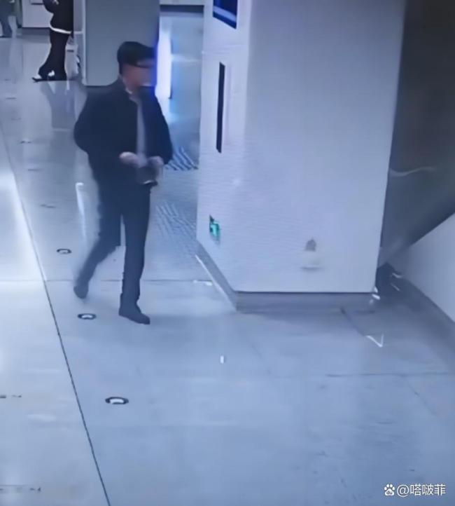 南宁地铁男子当众大便 个人素质堪忧
