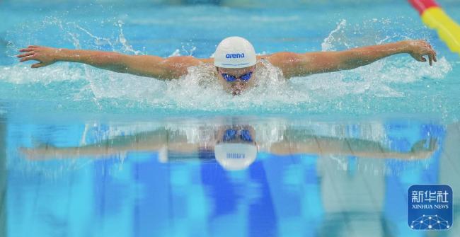 徐放夺男子200米蝶泳冠军 山东选手庆祝夺冠