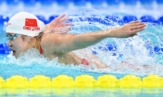 陈露颖200米蝶泳夺冠 福建选手庆祝胜利