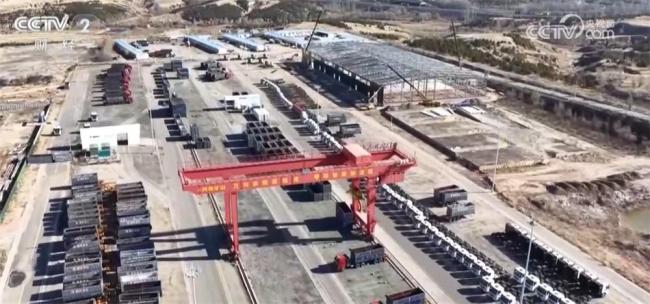 强冷空气来袭 多地铁路部门加大运力保供暖 北方全面供暖