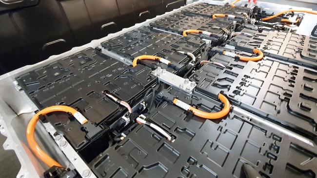 比亚迪电池外供暴涨 整车减速电池起飞