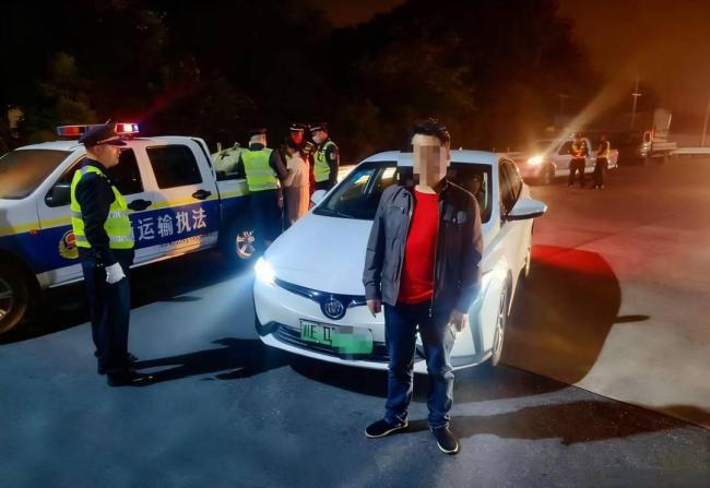 执法人员识破非法营运“探亲”戏码