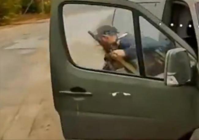 俄军打出“死亡公路” 无人机封锁下的惨烈战场