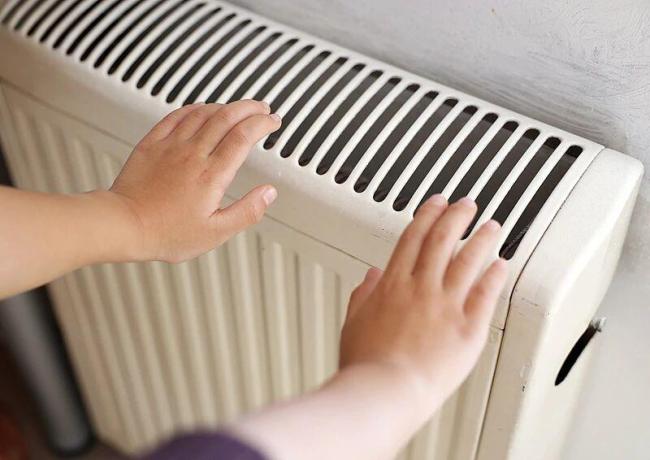 暖气不热就放放水？很多人都做错了 正确排气是关键