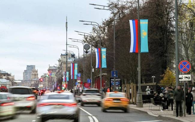 托卡耶夫前脚离开白宫后脚就去克宫 平衡大国关系