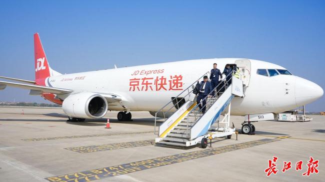 京东在汉开通首条华中货运专线 助力鄂品出省