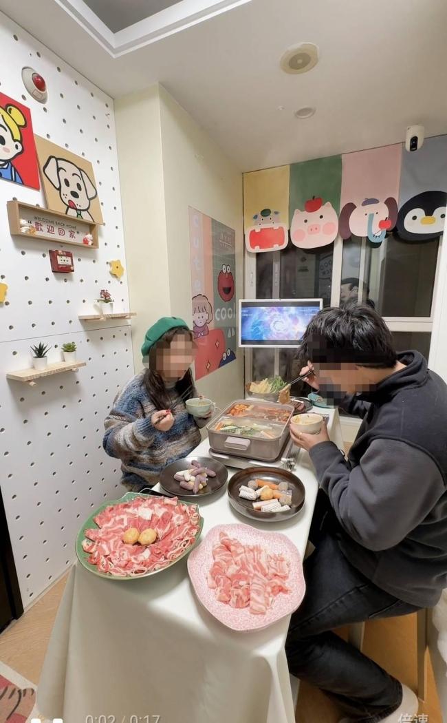 女子爆改一梯一户称公摊随便用 电梯厅变身多功能空间