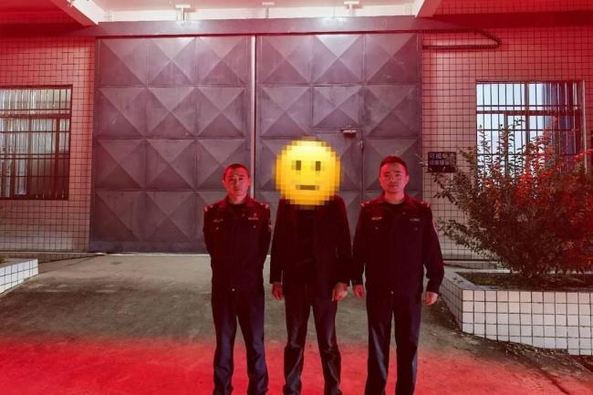 男子造谣“适龄不结婚就下岗”被拘 虚假通知引热议