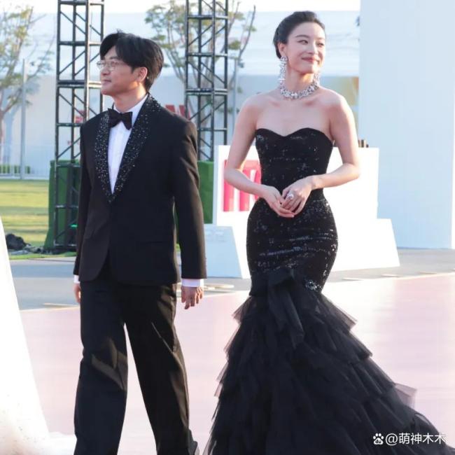 关晓彤陈都灵金鸡奖红毯同框 造型巧思引关注
