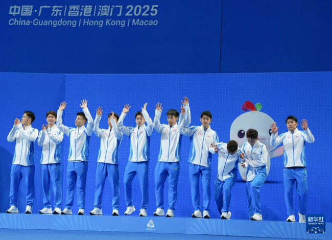 江苏队夺全运会羽毛球男子团体冠军 颁奖仪式庆祝胜利
