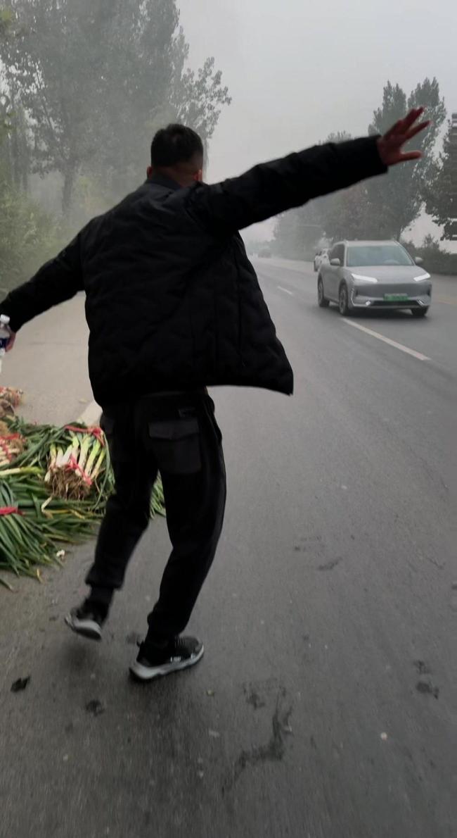 先帮救火再帮卖葱 温暖后续来了 爱心接力感动网友