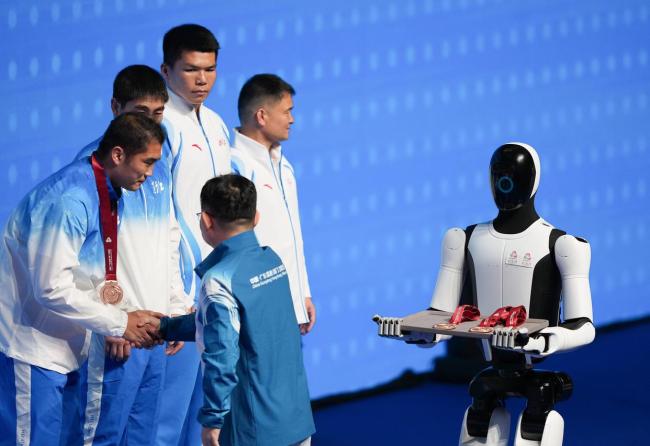 人形机器人亮相全运会拳击颁奖仪式 创新科技助力体育盛典