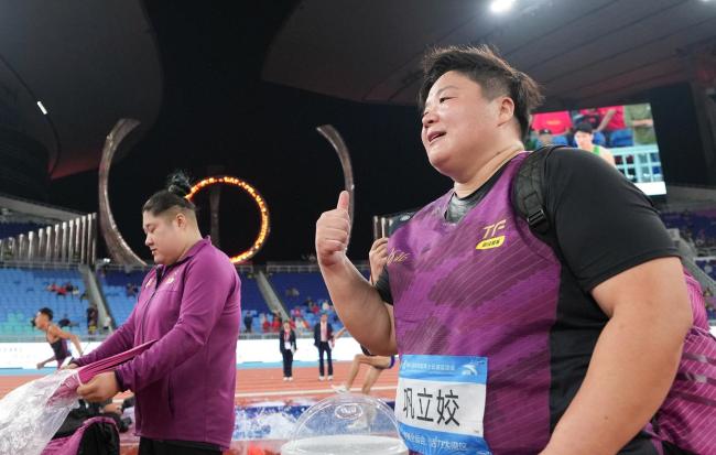 巩立姣实现女子铅球全运会五连冠 告别之战泪洒赛场