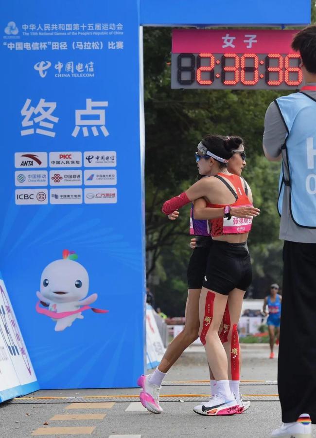张德顺卫冕十五运会女子马拉松冠军 展现强大实力