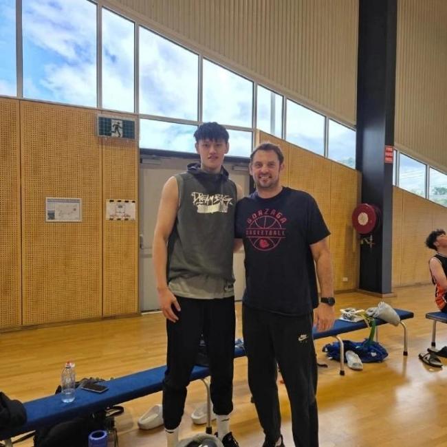 好哥们！曾凡博胡明轩北京集合备战 身披国家队羽绒服合影 友谊与责任并肩