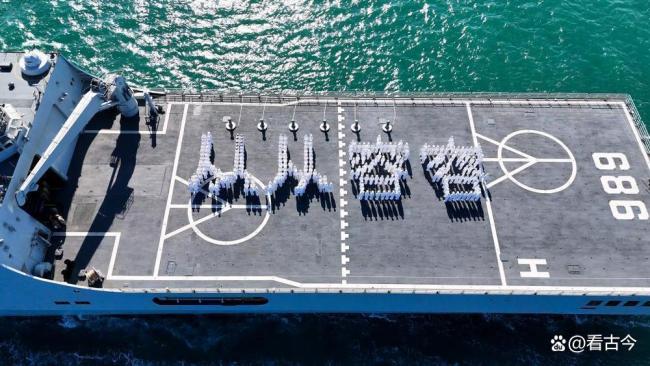 军校学员舰上摆出从从容容游刃有余 海上课堂创意满分