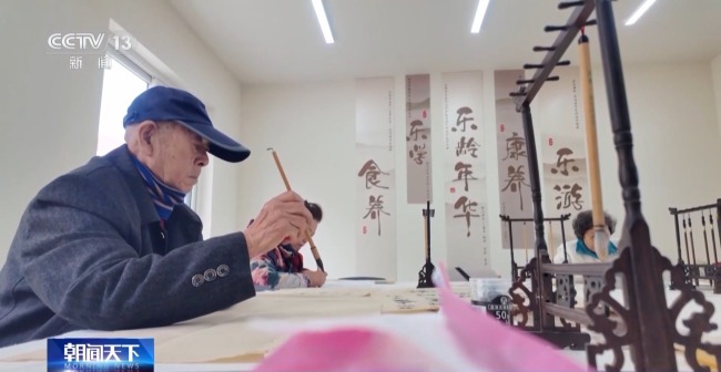 外骨骼機(jī)器人、智能拐杖 社區(qū)養(yǎng)老有多“潮”？