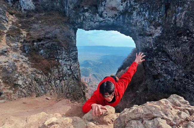 驴友挂在南太行山绝壁打卡？景区回应 未开发区域存风险