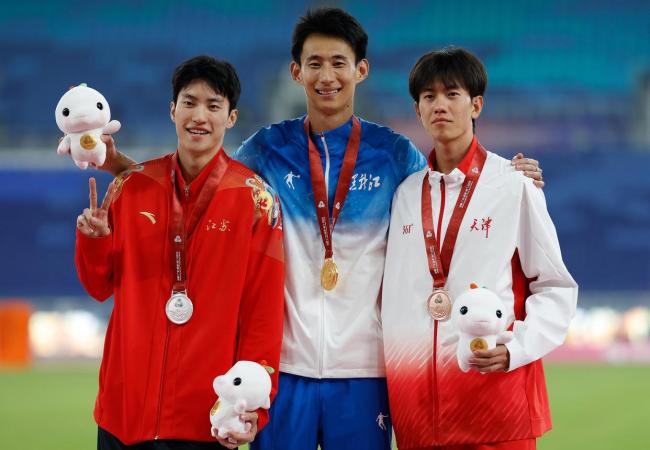 第十五届全运会男子跳高比赛李嘉伦夺得金牌 黑