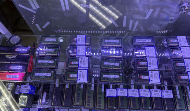 暴涨150% ，内存供应紧张经销商趁乱抬价，谁在制造 “存储恐慌”？ AI需求推波助澜