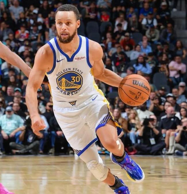 勇士轻取鹈鹕 库里手感冰凉仅9分