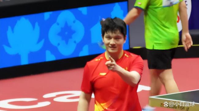 樊振东站上最高领奖台引全场欢呼 卫冕男单冠军成功