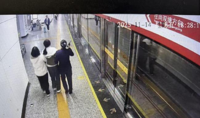 女子在地铁站突然晕倒 众人接力救助 城市温情故事集