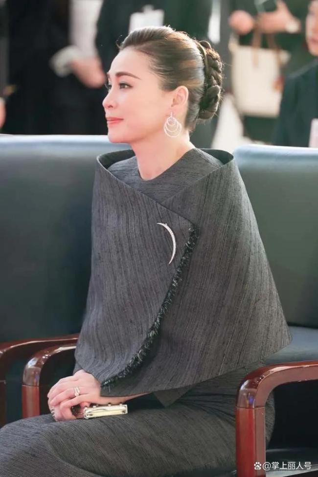 47岁苏提达惊艳北京航天城,泰丝套装很别致,“总能比诗妮娜显高贵” 国宴级气质获赞