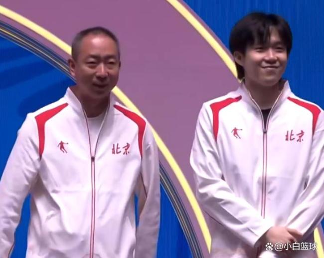 樊振东站上最高领奖台引全场欢呼 卫冕男单冠军成功