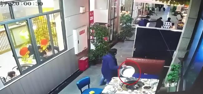 5名顾客吃火锅逃单还把锅顺走 逃餐又偷锅引发众怒