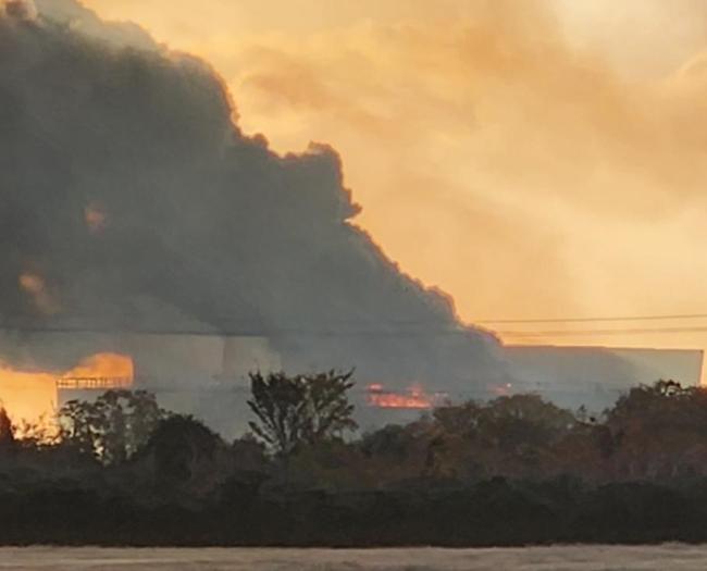 美國得州一退役發電廠發生大火 濃煙彌漫多地