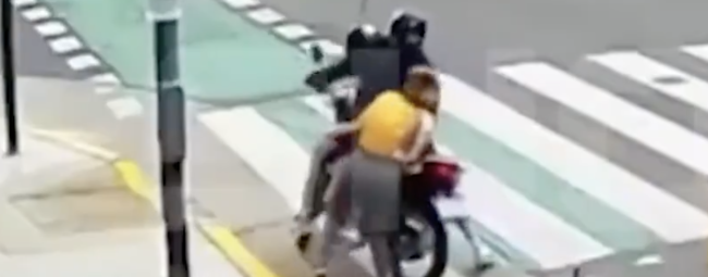 俄女子遇抢劫反将劫匪拽下车