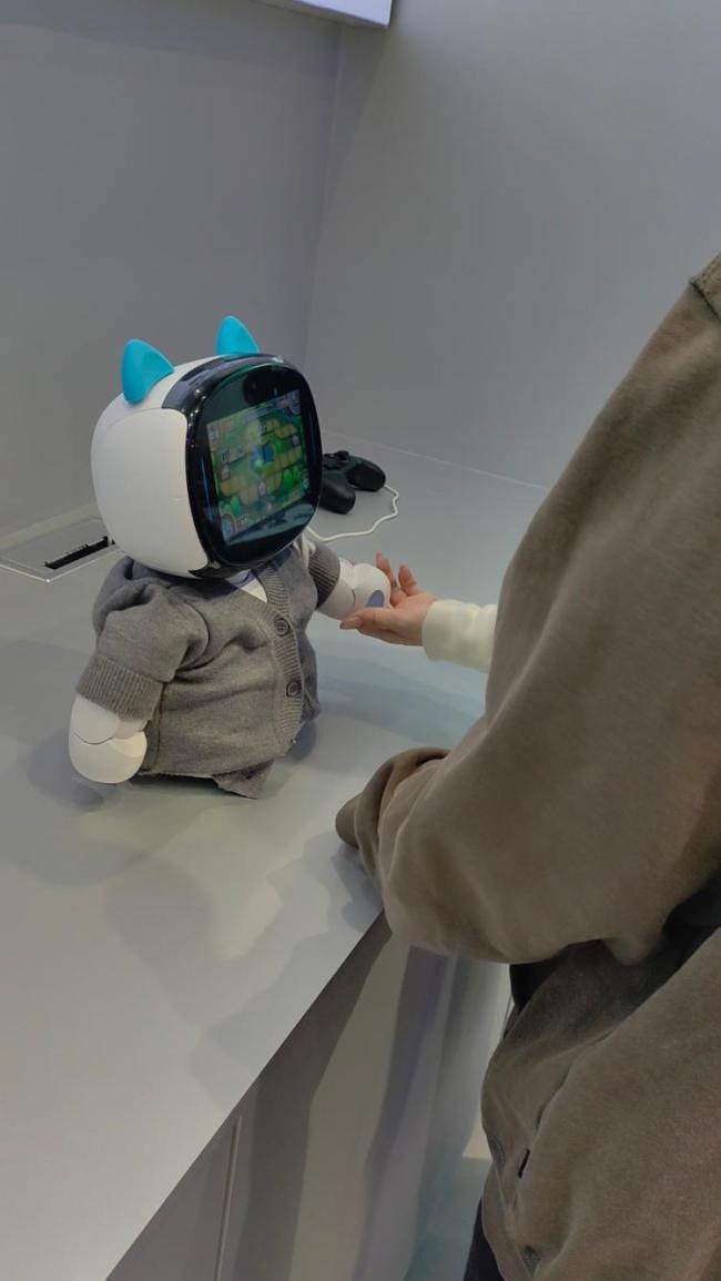 探访全国首家人形机器人7S店 机器人体验引热潮