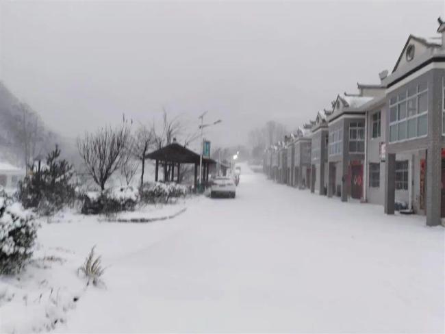 武汉黄陂清凉寨景区下雪了 初雪提前23天降临