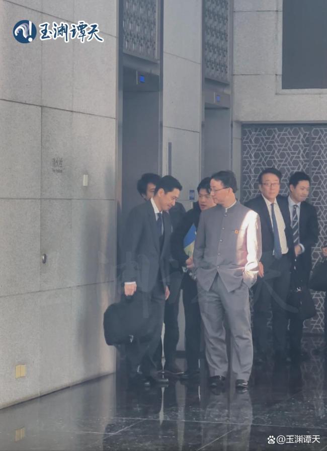 日本官员低头听中方讲话 内外交困求和难