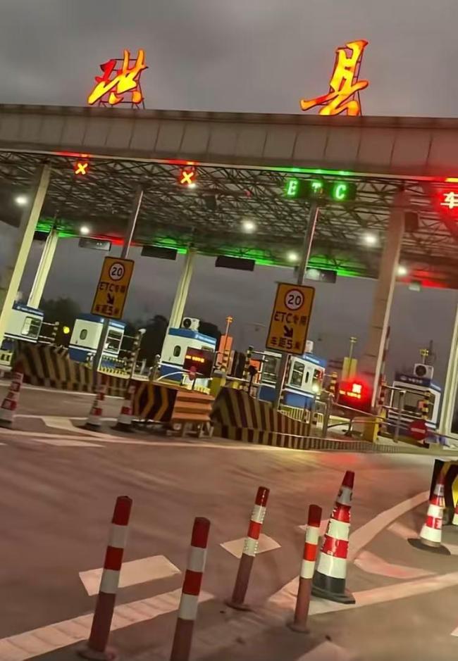 四川一车主称没办ETC不能上高速 施工期间人工车道关闭