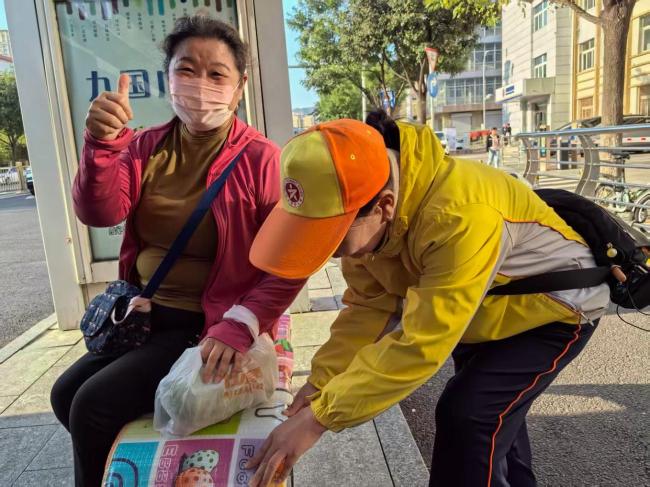 当公交站台的金属座椅穿上了棉衣 温暖市民心